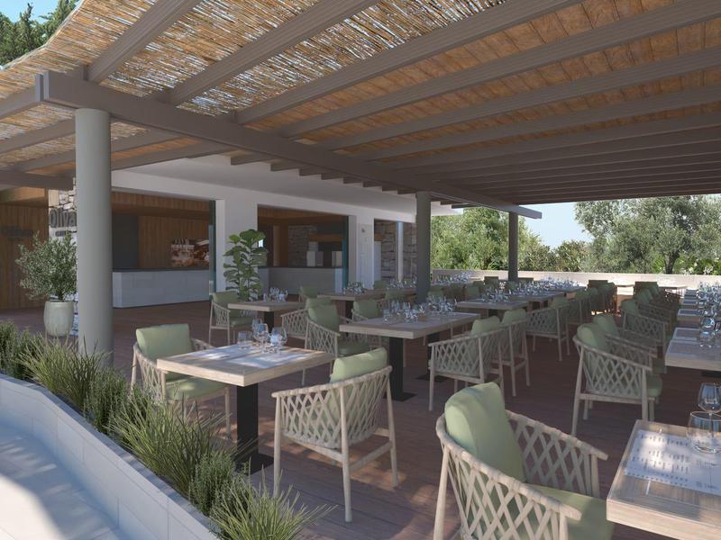 Area esterna coperta di un ristorante con tavoli apparecchiati e sedie in un ambiente soleggiato.