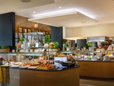 Elegantes Buffet mit vielfältigen Speisen, modernem Design und warmem Licht in einem Restaurant.