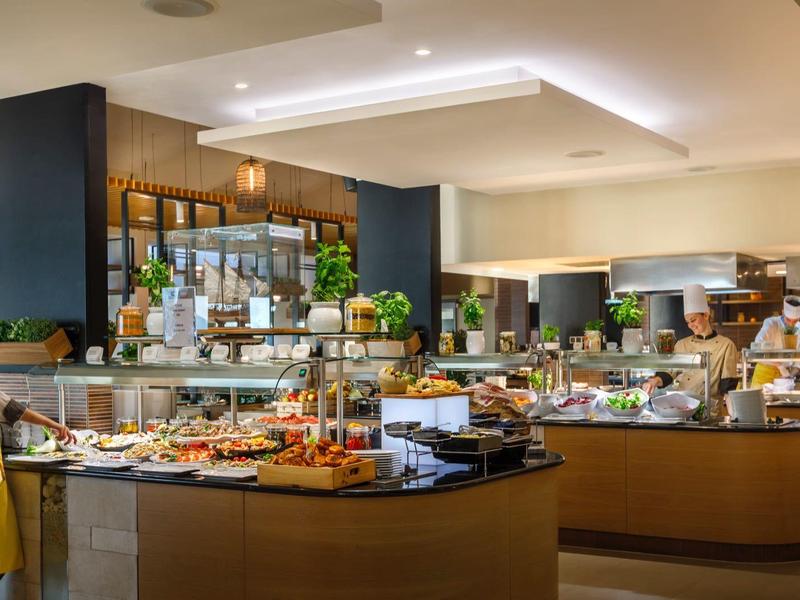 Elegantes Buffet mit vielfältigen Speisen, modernem Design und warmem Licht in einem Restaurant.