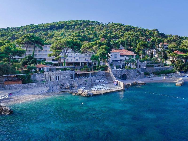 Complexe de luxe sur une colline avec accès à la mer bleue claire.