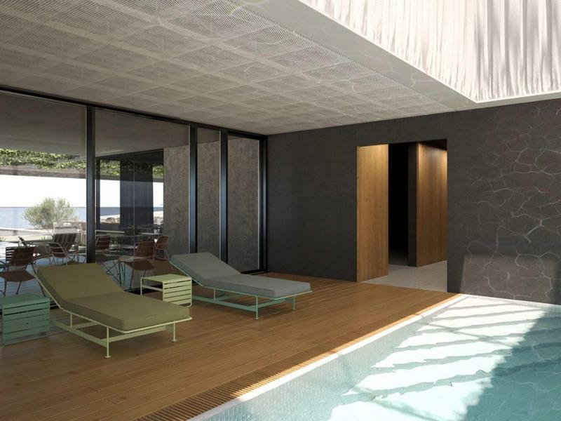 Moderner Innenpool mit Holzdeck, Liegestühlen und großen Glasfenstern zum Außenbereich.