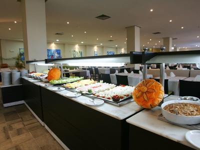 Buffetgedeelte met diverse gerechten en decoraties in een modern hotelrestaurant.