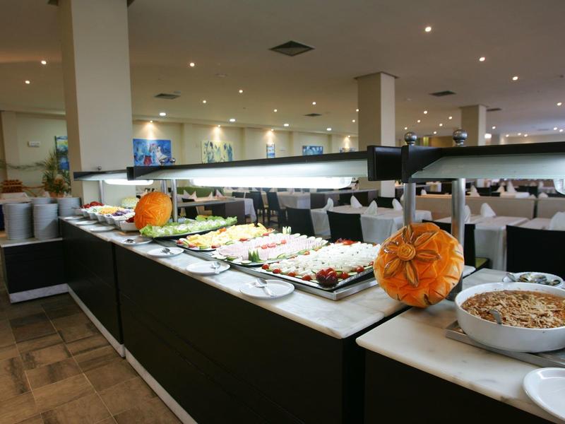 Buffetgedeelte met diverse gerechten en decoraties in een modern hotelrestaurant.