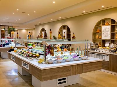 Buffetbereich mit einer großen Auswahl an Speisen in einem hellen, modernen Restaurant.