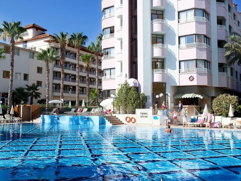 Nowoczesny, wielopiętrowy kompleks hotelowy z dużym basenem na zewnątrz pod czystym niebem