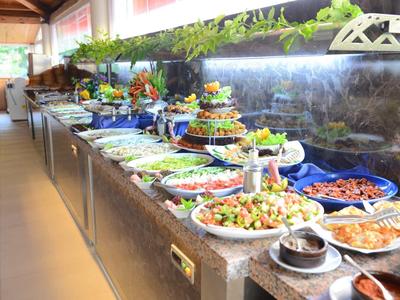 Buffet met een grote verscheidenheid aan salades en koude gerechten in een goed verlicht restaurant.