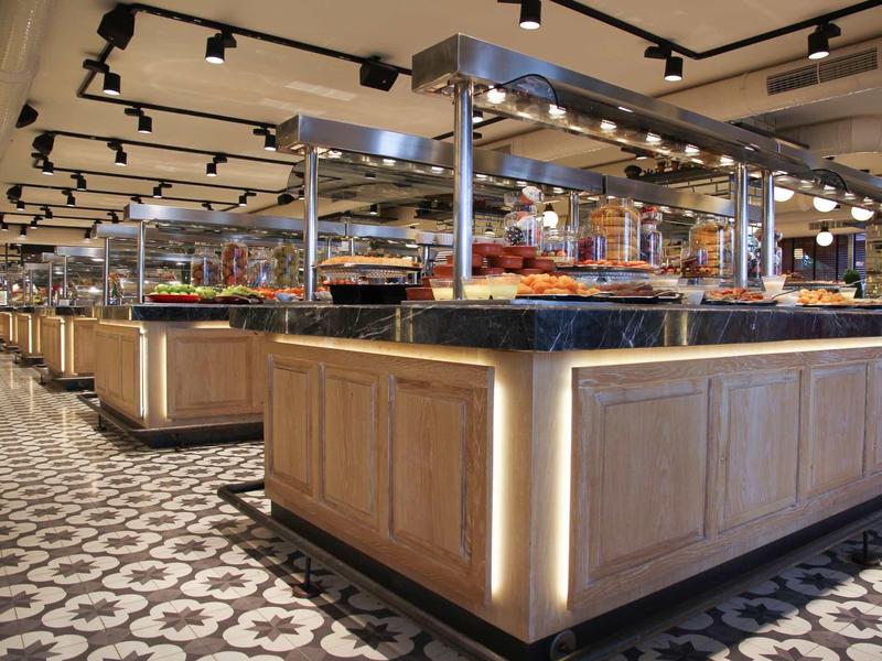 Postazioni buffet moderne in un ristorante elegante con pavimento a motivo.