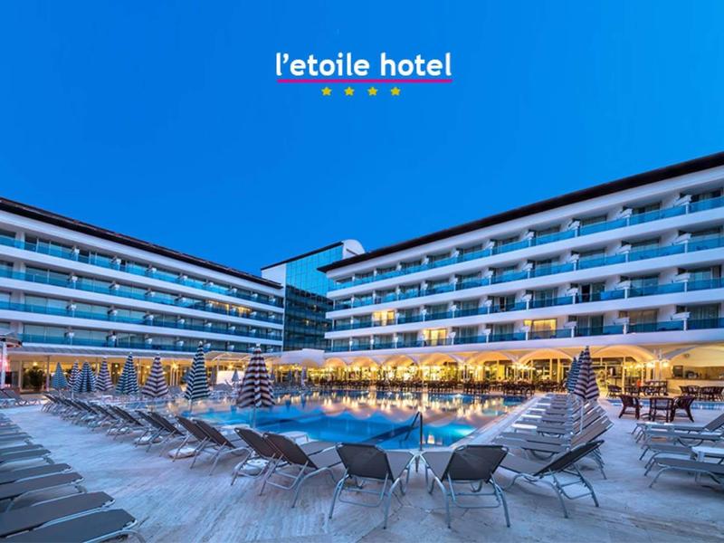 Hotel moderno con piscina illuminata e lettini al crepuscolo