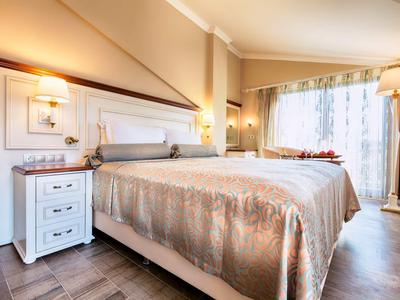 Gemütliches Hotelzimmer mit großem Bett und modernem Lichtdesign am Fenster.