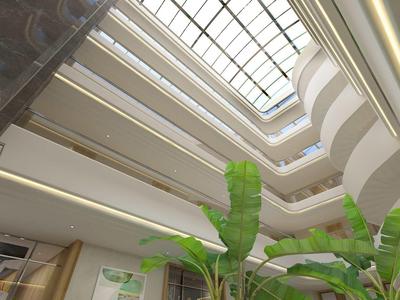 Vue vers le haut dans un atrium d'hôtel avec un toit en verre et des plantes vertes au premier plan.