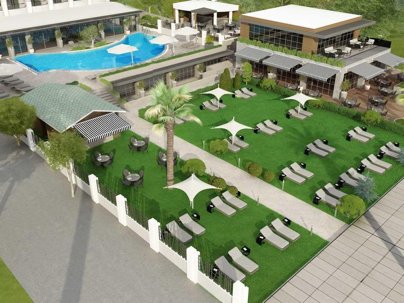 Grüner Garten mit weißen Liegestühlen, Sonnenschirmen, Pavillons und blauem Pool, umgeben von Gebäuden.