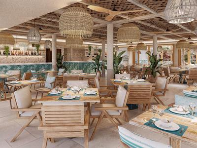 Helles und stilvolles Restaurant mit Holzmöbeln und aufwändig gedeckten Tischen in einem Hotel.