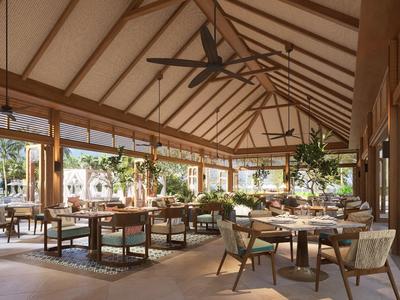 Hell gestalteter, offener Speisesaal mit Holzdecke und Pflanzen im modernen Hotelrestaurant.