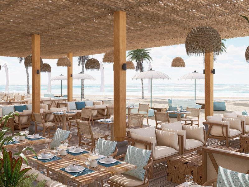 Modernes Strandrestaurant mit Holzmöbeln, großem Panoramafenster und Meerblick.