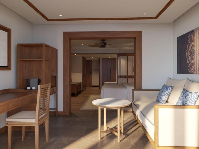 Helles Wohnzimmer mit Holzmöbeln, Sofa, Schreibtisch, Stuhl und modernem Lampenschirm.