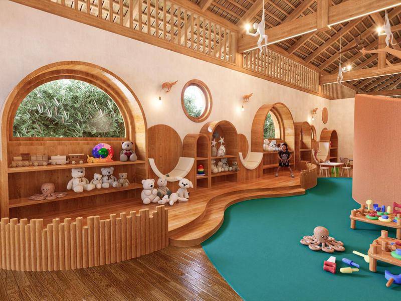 Kindergartenraum mit runden Fenstern, Holzregalen und buntem Spielzeug auf grünem Teppich.