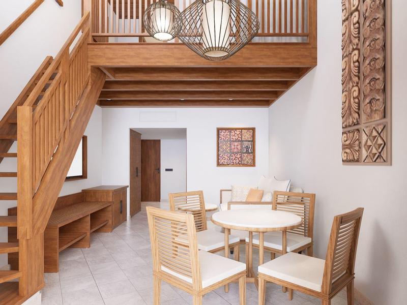 Helles Wohnzimmer mit Holztreppe, Esstisch, Stühlen und Dekoration an weißen Wänden.