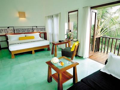 Sonnenlicht über einem ruhigen Pool mit Liegestühlen und Sonnenschirmen neben Bäumen.