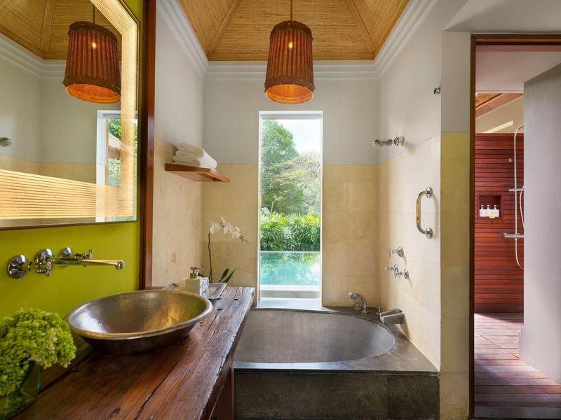 Modernes Badezimmer mit Holzdecke, grünem Wandakzent, großem Spiegel und freistehender Badewanne.