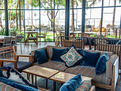 Un jardín con un camino de piedra y estatuas doradas, rodeado de árboles y plantas en un área de templo.