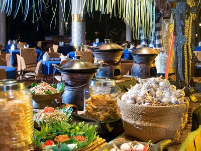 Kleurige borden en kommen met kruiden en ingrediënten op een traditionele markt of restaurant.