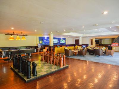 Großer Aufenthaltsraum mit Schachspiel, Sitzgelegenheiten und warmem Holzfußboden