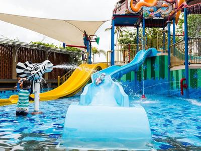 Aire de jeux pour enfants avec toboggan aquatique et structures de jeu colorées dans la piscine