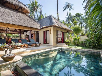 Luxuriöse Terrasse mit Pool, Liegestühlen, Palmen und offener Lounge im tropischen Garten.