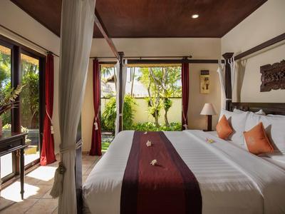 Gemütliches Schlafzimmer mit Himmelbett und Blick auf grünen Garten.