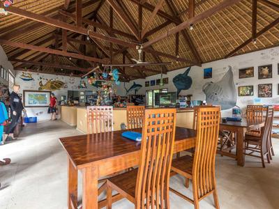 Wnętrze przytulnej restauracji z drewnianymi meblami i otwartym sufitem z drewnianymi belkami.