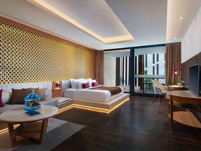 Modern hotelkamer met tweepersoonsbed, stijlvolle houten inrichting en groot raam.