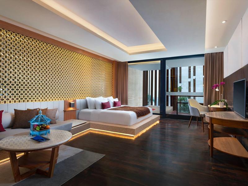 Modern hotelkamer met tweepersoonsbed, stijlvolle houten inrichting en groot raam.