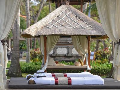 Relaxace s doškovou chatkou a masážním lůžkem v tropické zahradě