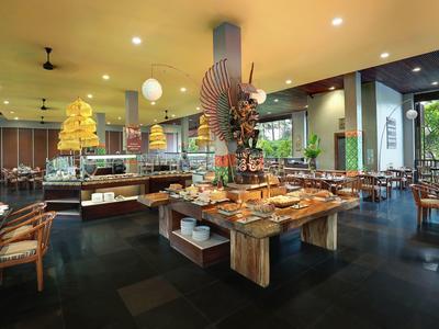 Großer, heller Speisesaal mit Buffets, Holztischen, Stühlen und moderner Beleuchtung.
