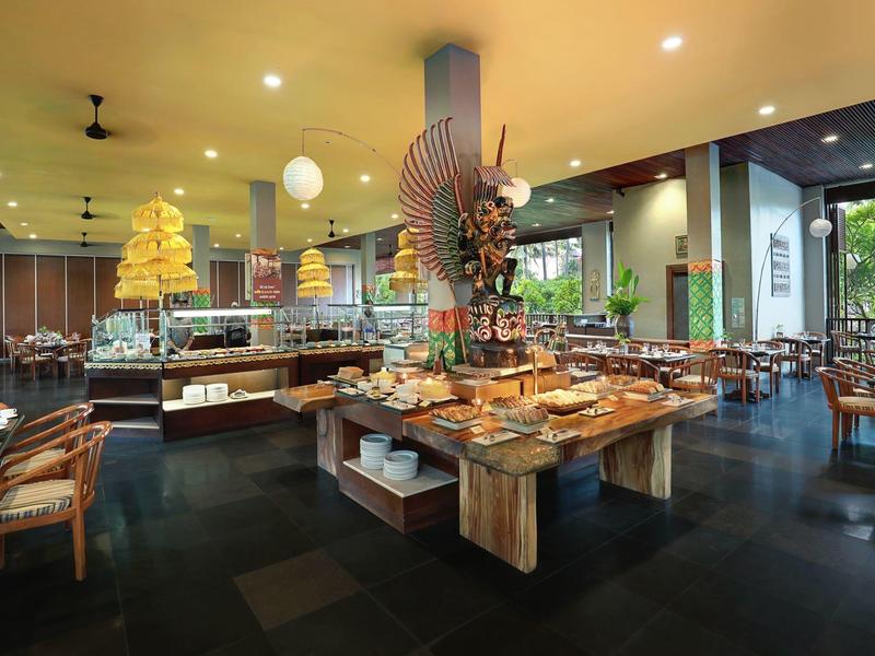 Modern hotelrestaurant met buffetgedeelte en houten tafels