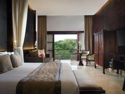 Helles, modernes Schlafzimmer mit großem Bett, bodentiefen Fenstern und Balkon mit Grünblick.