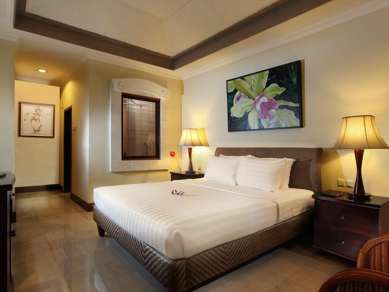 Gezellige hotelkamer met groot bed, twee nachtkastjes en stijlvolle verlichting.