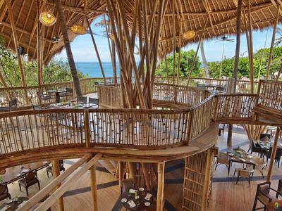 Open restaurant met zeezicht, houten plafond en bamboestructuur