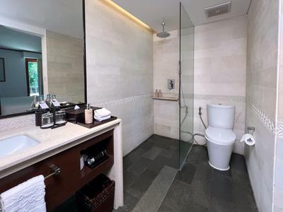 Moderne badkamer met douche, toilet en wastafel in een licht, neutraal ontwerp.