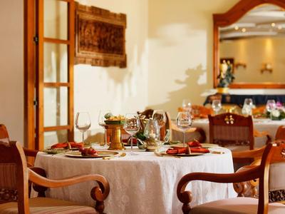 Elegant gedekte eettafel in warme, uitnodigende restaurantomgeving.
