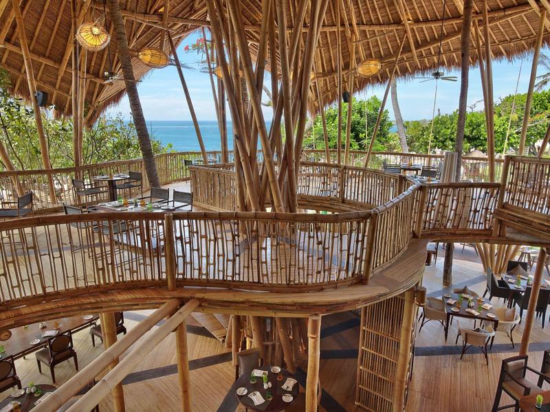 Open restaurant met zeezicht, houten plafond en bamboestructuur