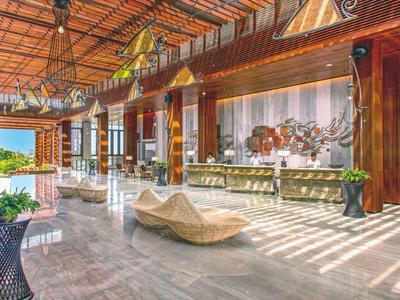 Helles und luftiges Hotellobby-Interieur mit modernem Design und Blick auf das Meer.