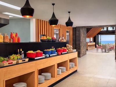 Jasne miejsce na śniadanie z bufetem i widokiem na taras z widokiem na morze.