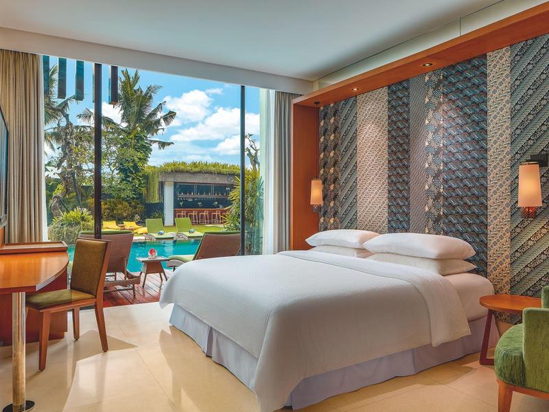 Nowoczesny pokój hotelowy z dużym łóżkiem, balkonem i widokiem na basen i ogród.