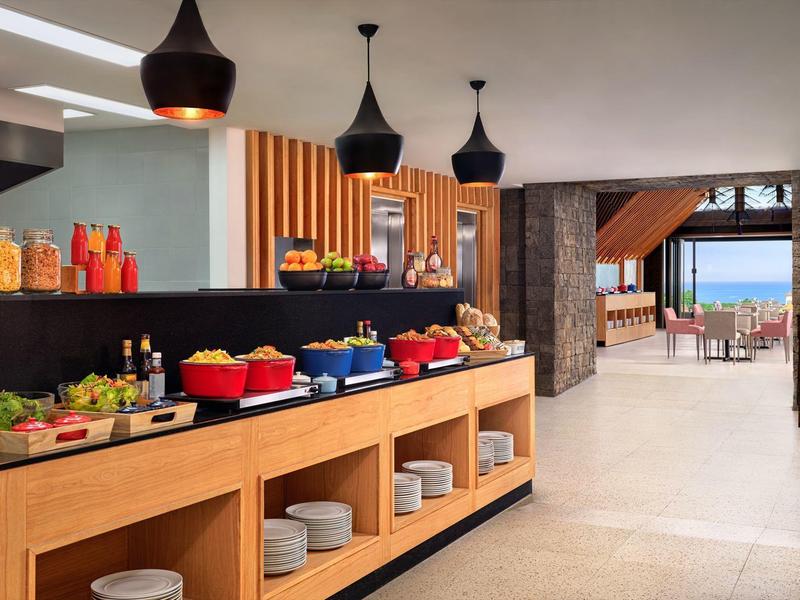 Jasne miejsce na śniadanie z bufetem i widokiem na taras z widokiem na morze.