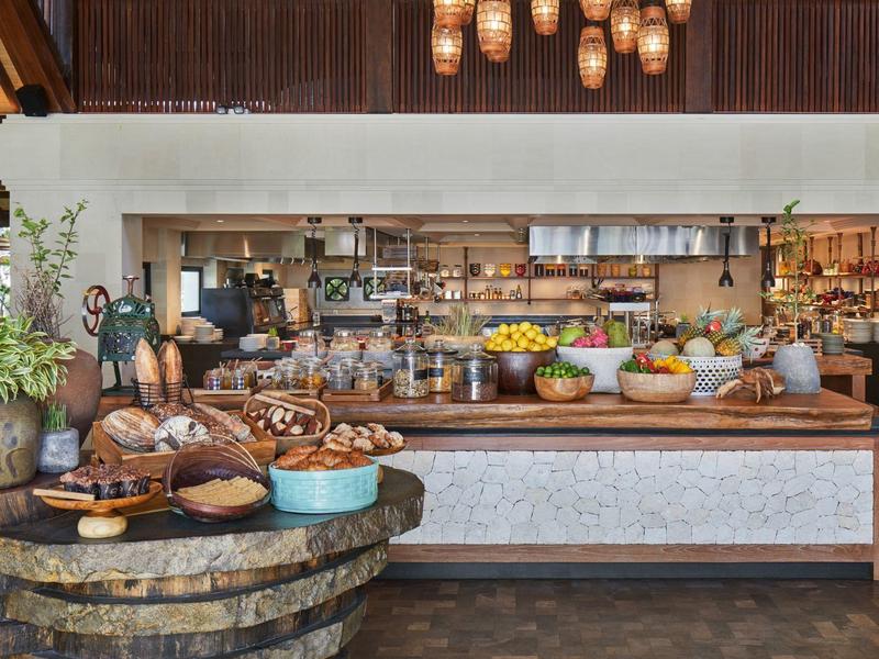 Buffet rustique avec pâtisseries artisanales et fruits frais dans un restaurant moderne