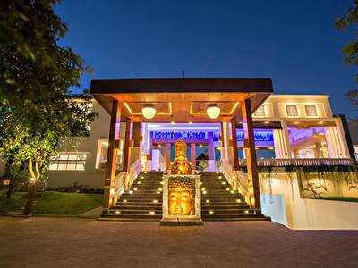 Nowoczesny budynek hotelu nocą z oświetlonym wejściem i schodami