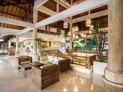 Ampia hall dell'hotel con mobili moderni in rattan e molta luce naturale.