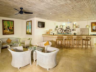 Accogliente lounge dell'hotel con mobili in bambù, area bar e ventilatore a soffitto