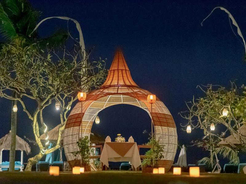 Angolo pranzo romantico all'aperto con luci decorative di notte.